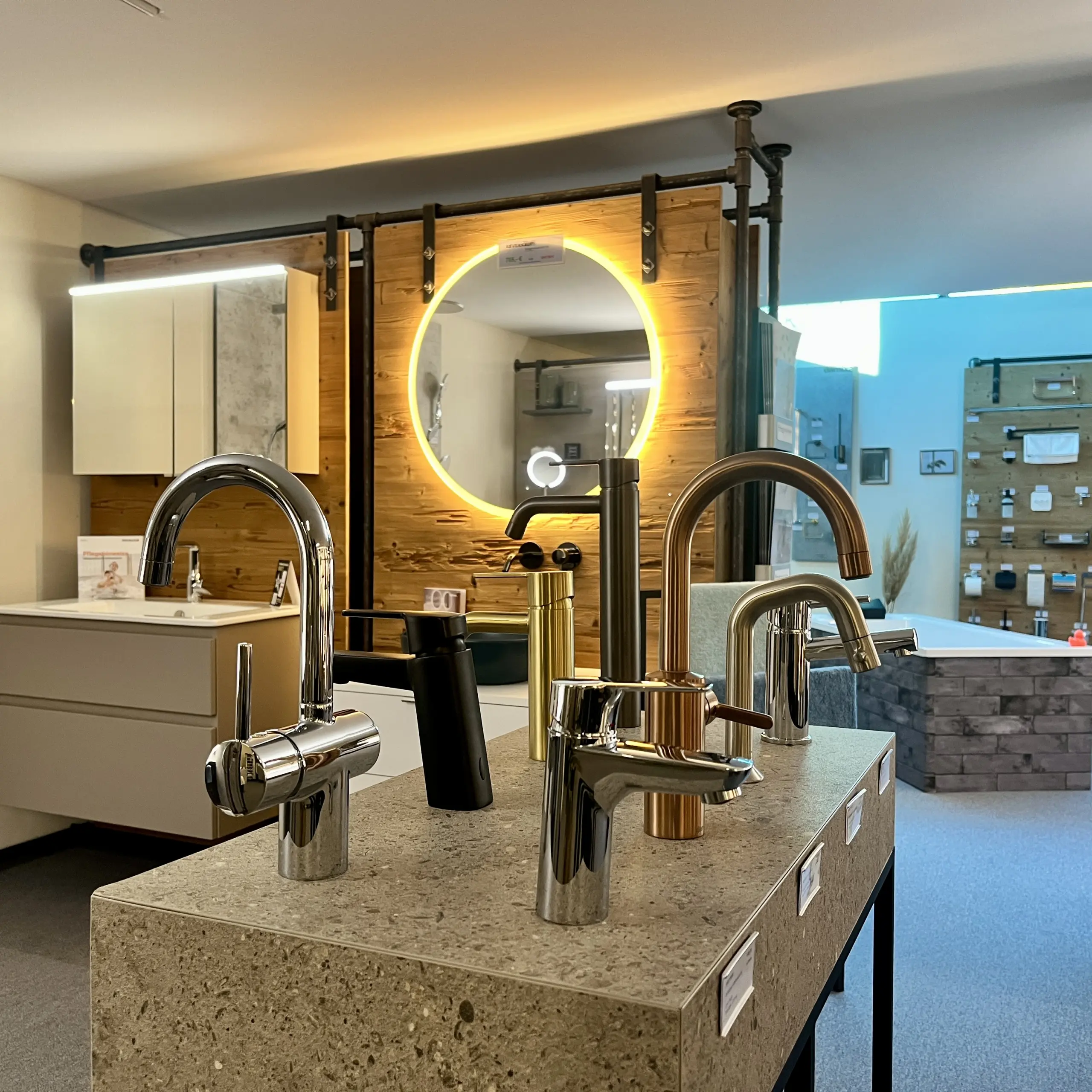 Musterbad mit Wanne und Dusche